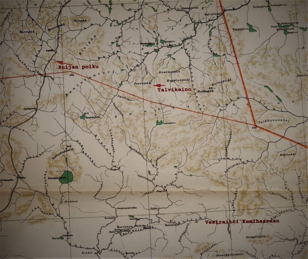 Saariselkä 1927: maantie on valmistumassa Petsamoon asti, vanhat kulkukeinot - talvitiet, ratsutiet, postipolut, kesä- ja talvikeinot - ovat hyvin näkyvillä kartassa, samoin ikivanhat vesireitit.
