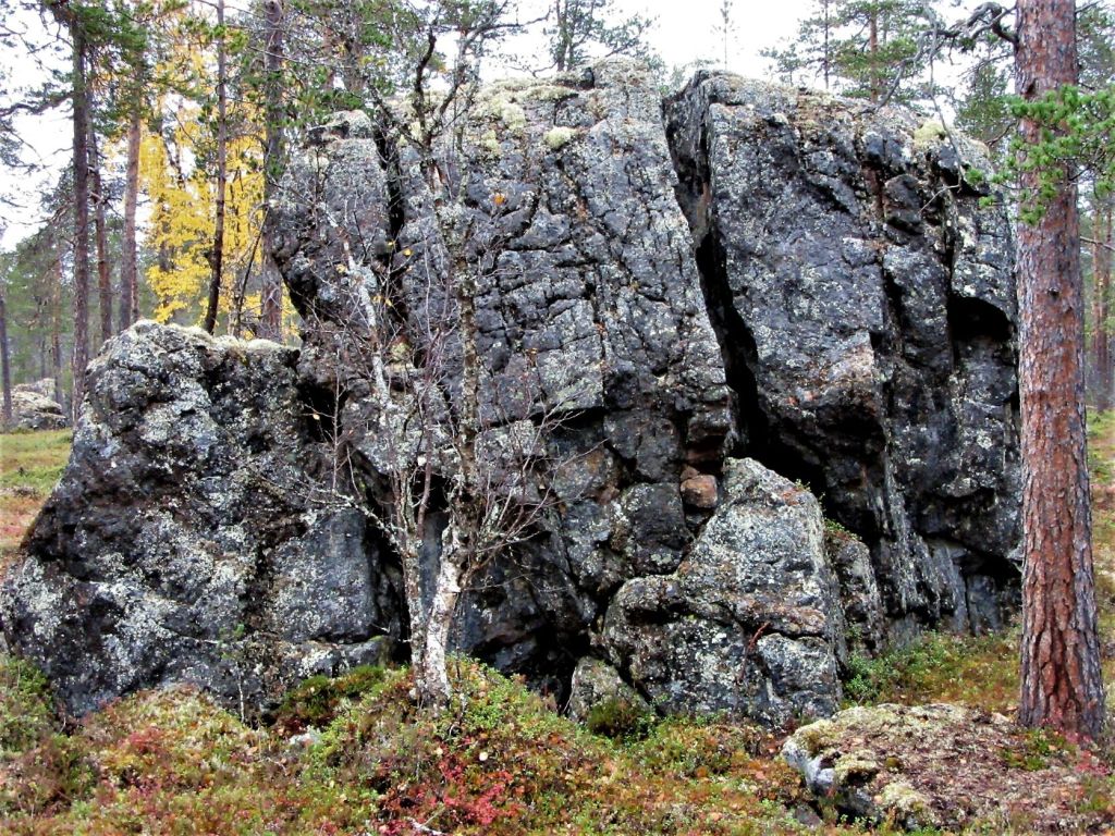 Kivi Inarinpolun varrella.