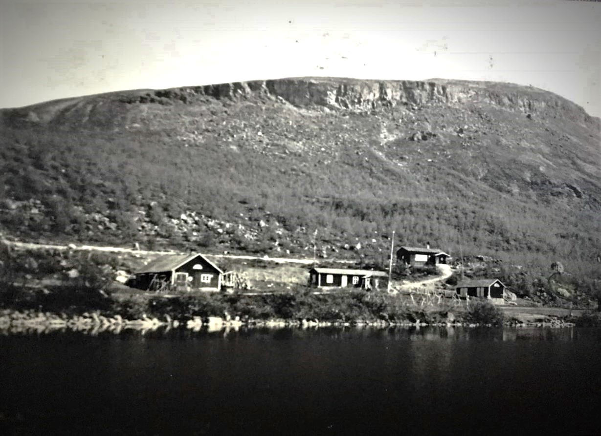 Siilastupa ja uusi Matkailijayhdistyksen maja Kilpisjärven rannalla 1930-luvun lopulla.